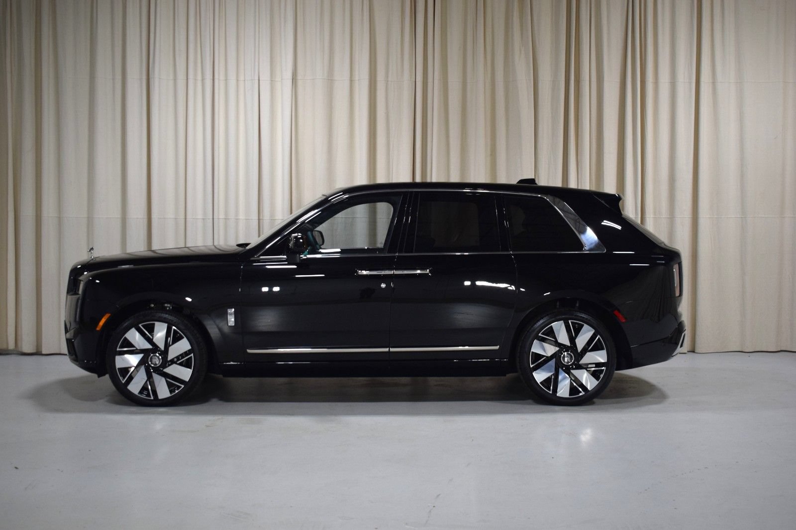New 2026 Rolls-Royce Cullinan AWD/4WD image 3