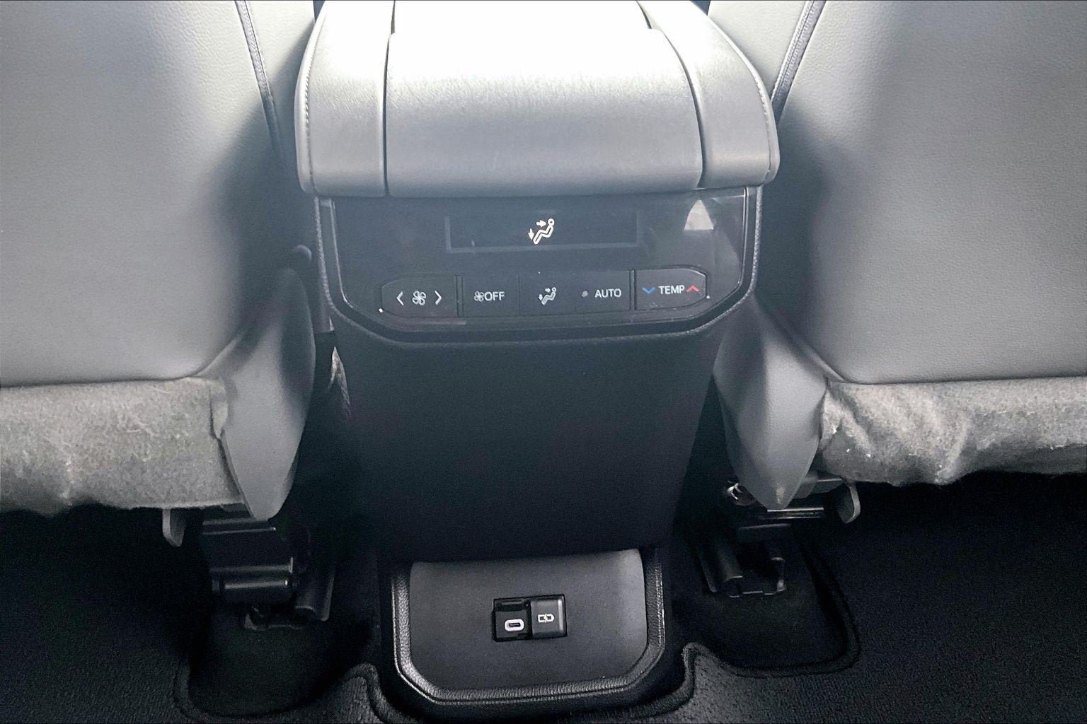 Used 2023 Toyota Highlander XLE AWD/4WD image 33