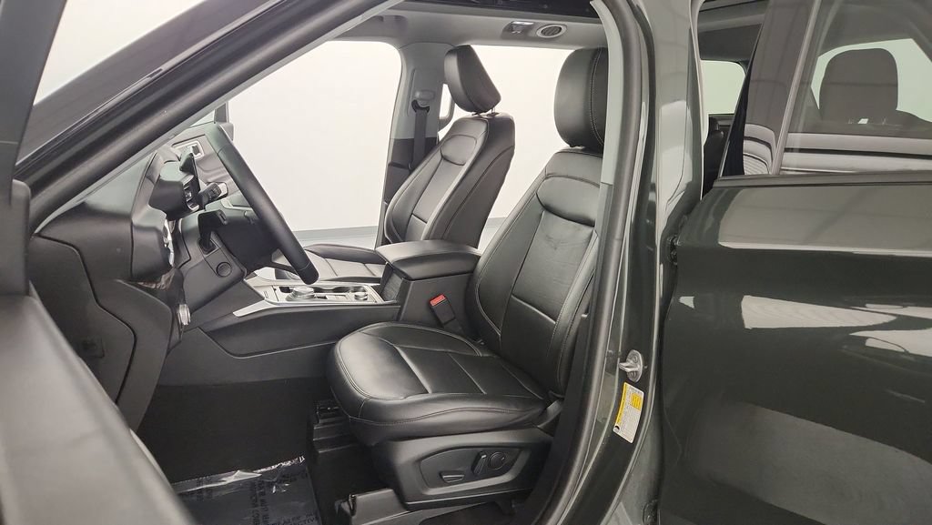 Used 2022 Ford Explorer Limited w/ Equipment Group 301A AWD/4WD image 14