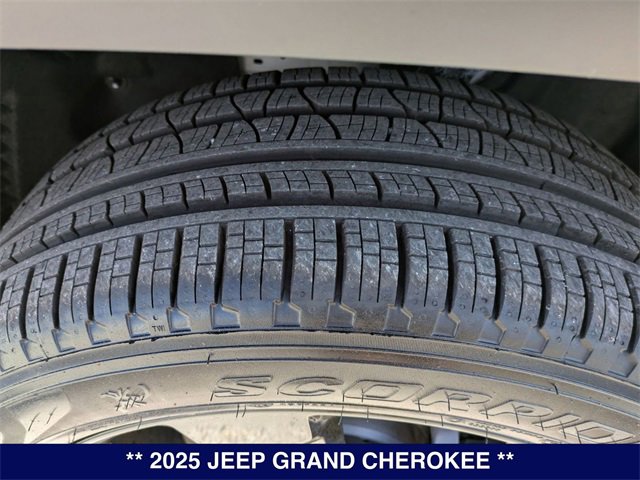 New 2025 Jeep Grand Cherokee Limited w/ Black Appearance Package image 33