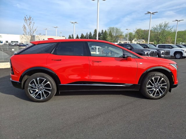 Used 2025 Cadillac Optiq Sport 2 image 7