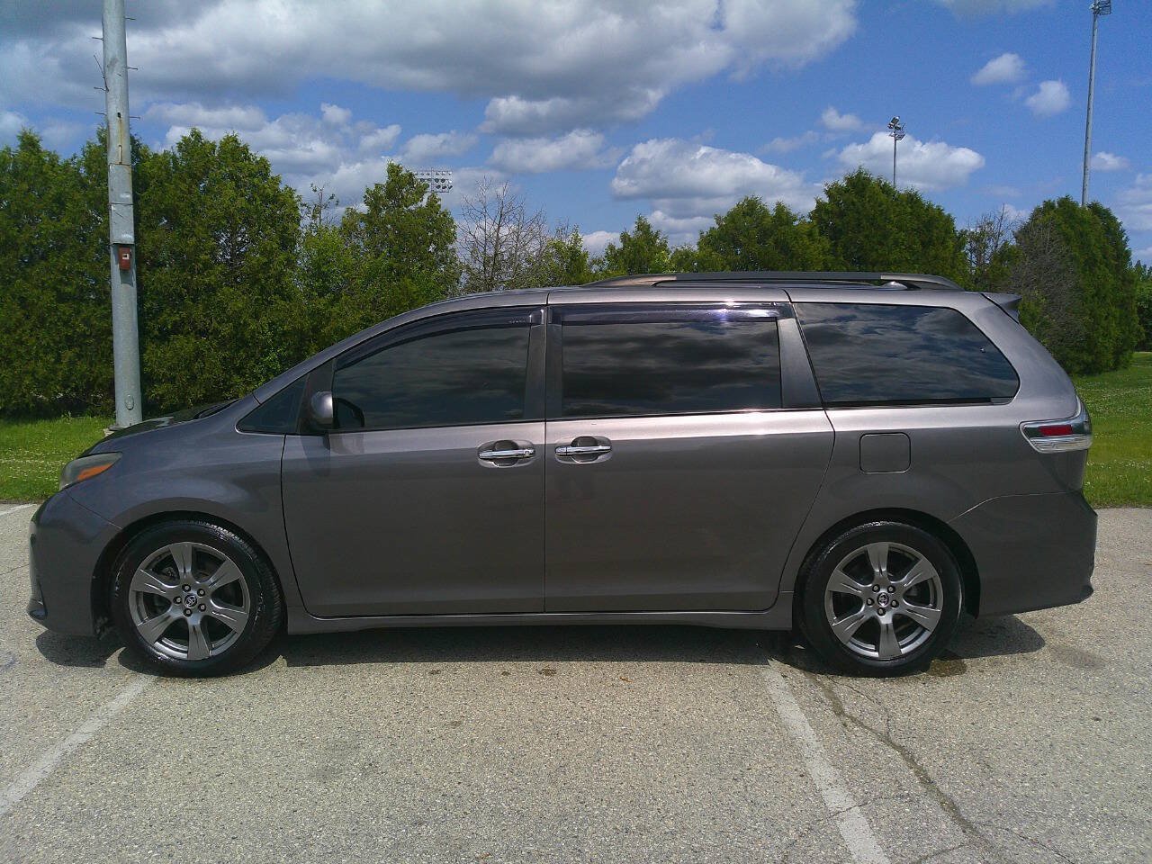 Used 2018 Toyota Sienna SE FWD image 2
