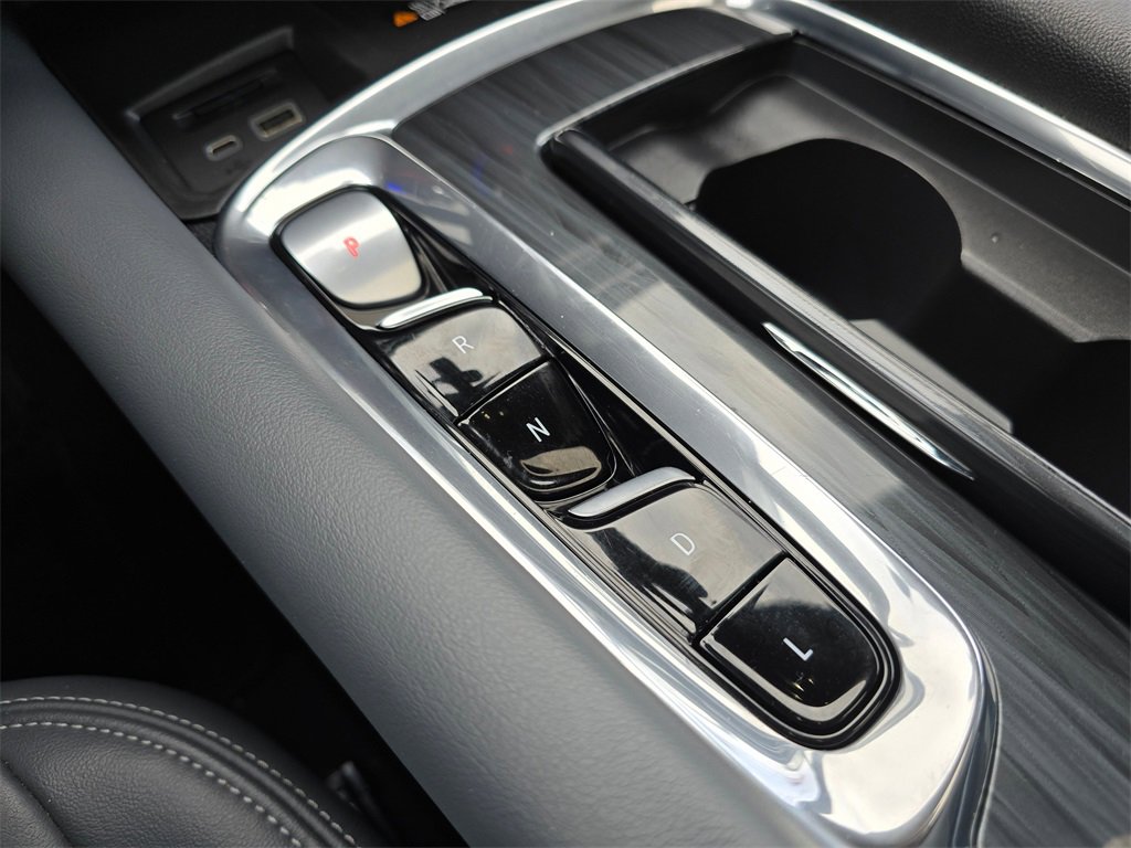 Used 2023 Buick Enclave Essence image 25