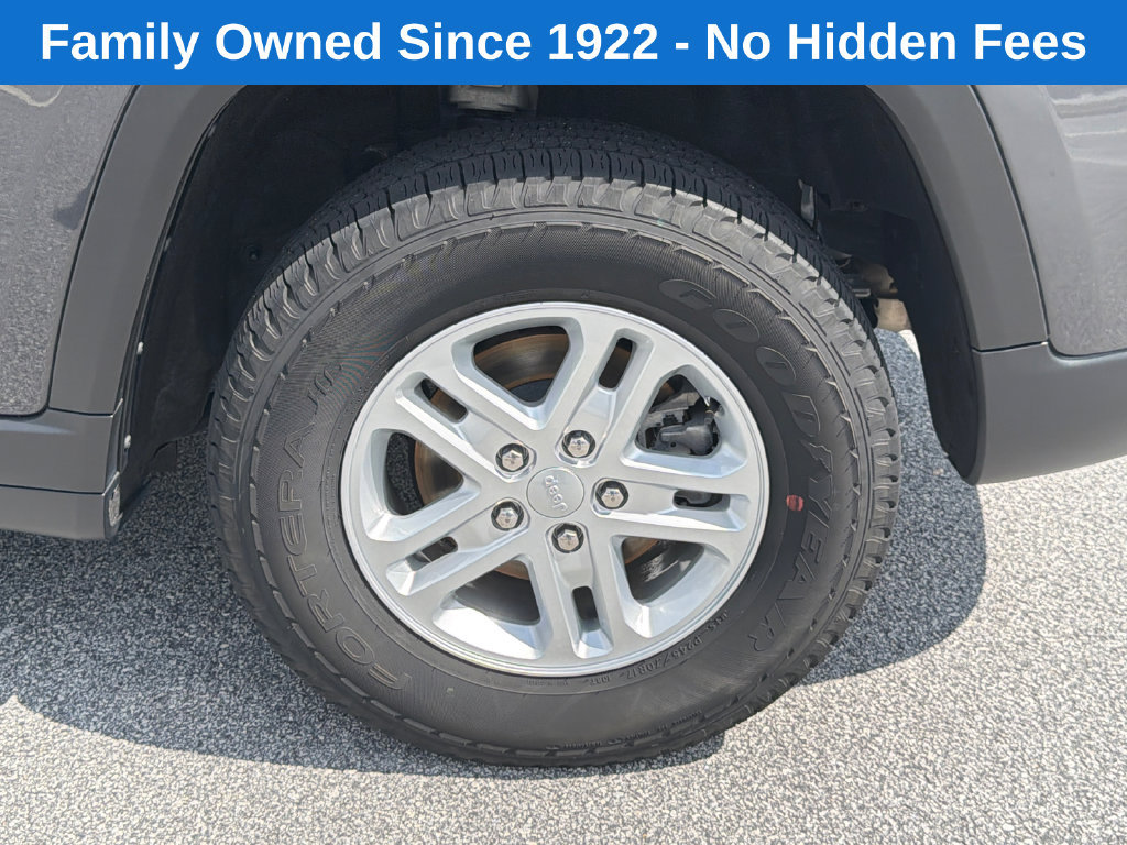 Used 2025 Jeep Grand Cherokee Laredo w/ Trailer Tow Package AWD/4WD image 19