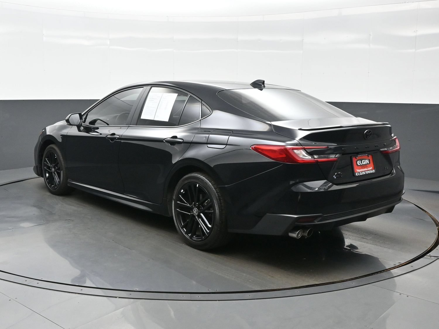 Used 2025 Toyota Camry SE AWD/4WD image 4