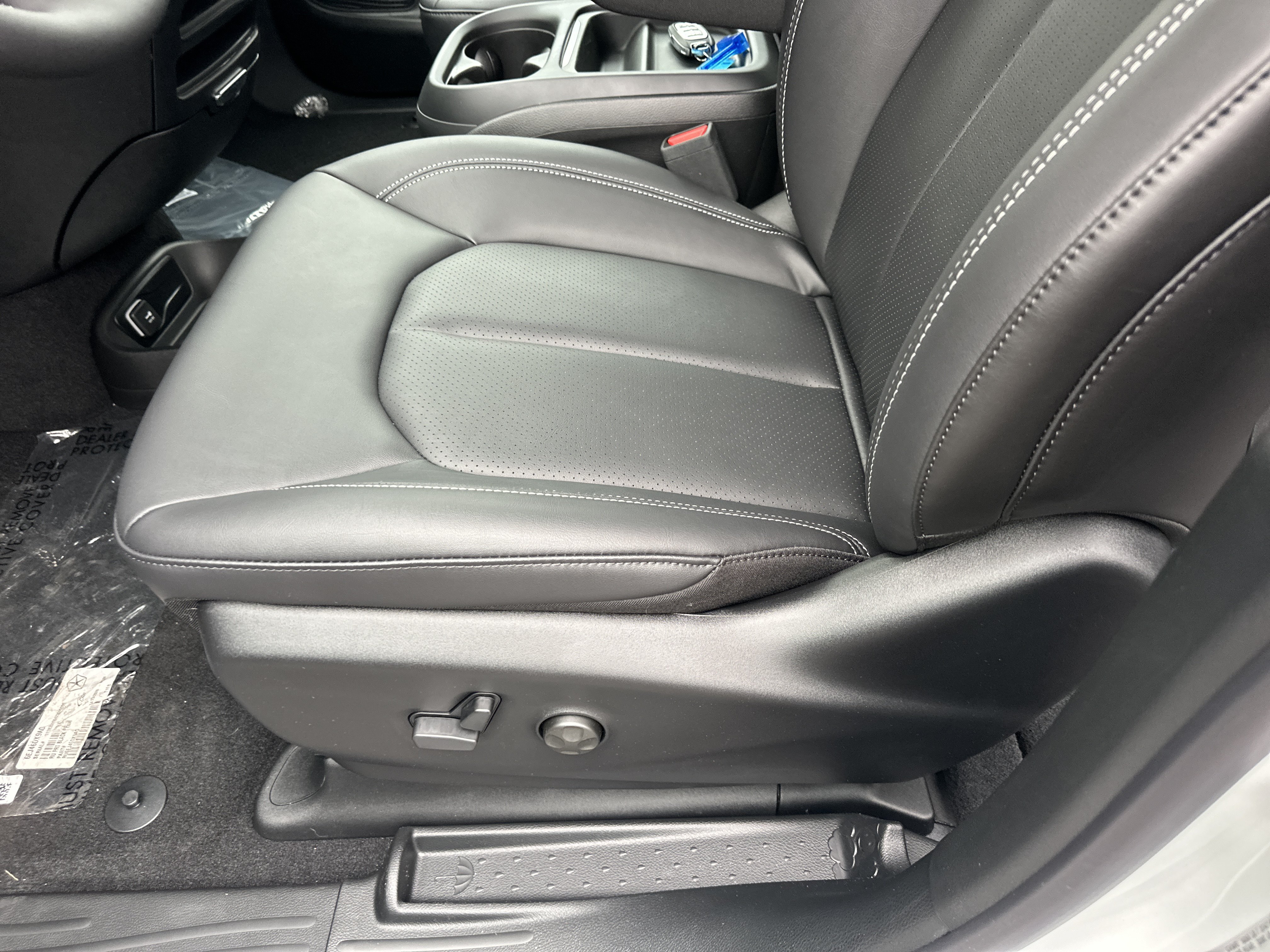 New 2027 Chrysler Pacifica Select FWD image 25