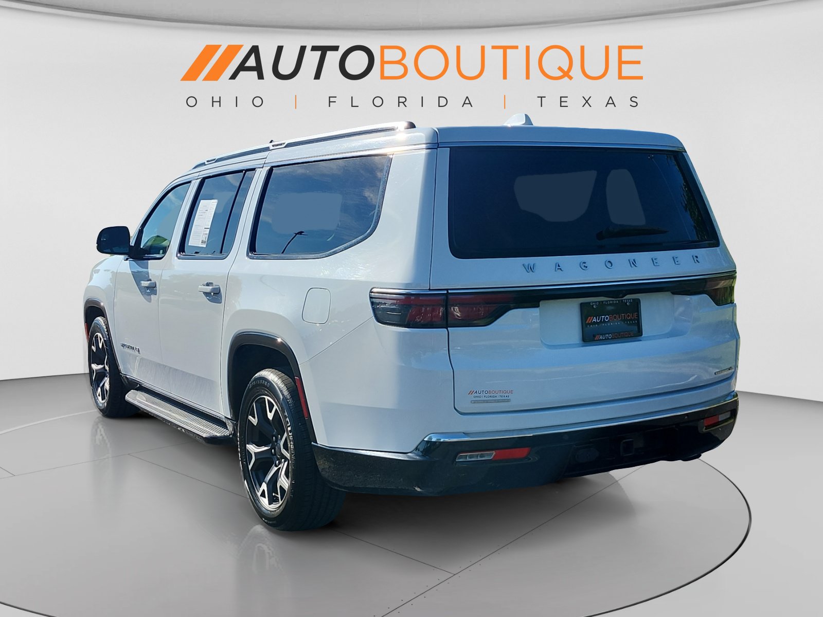 Used 2023 Jeep Wagoneer L Series III w/ Preferred Equipment Group AWD/4WD image 3