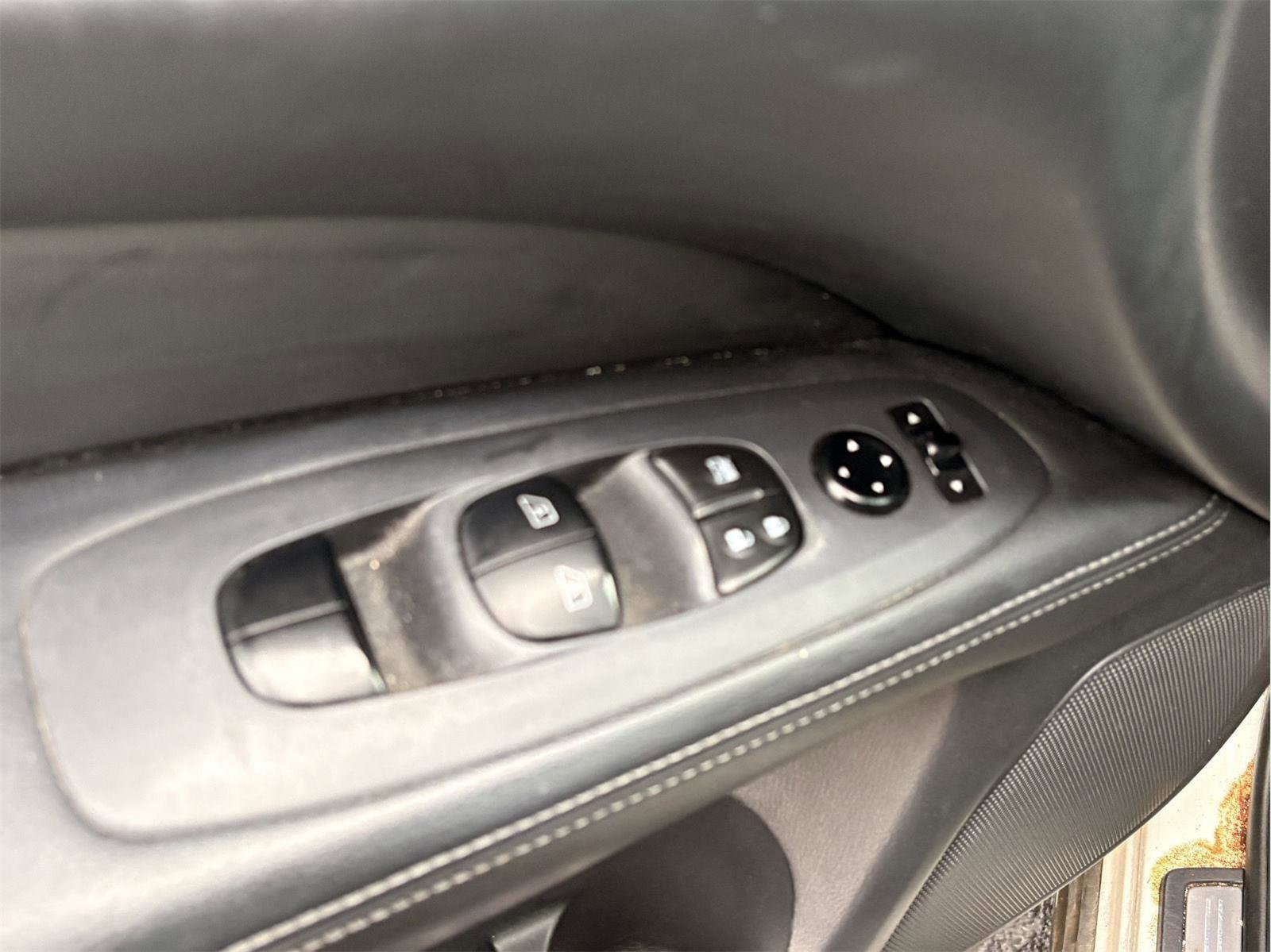Used 2015 Nissan Pathfinder Platinum image 16