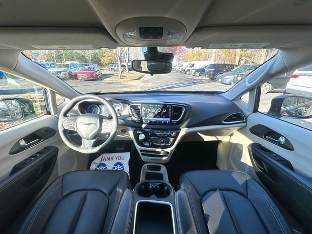 Used 2024 Chrysler Pacifica Touring-L image 3