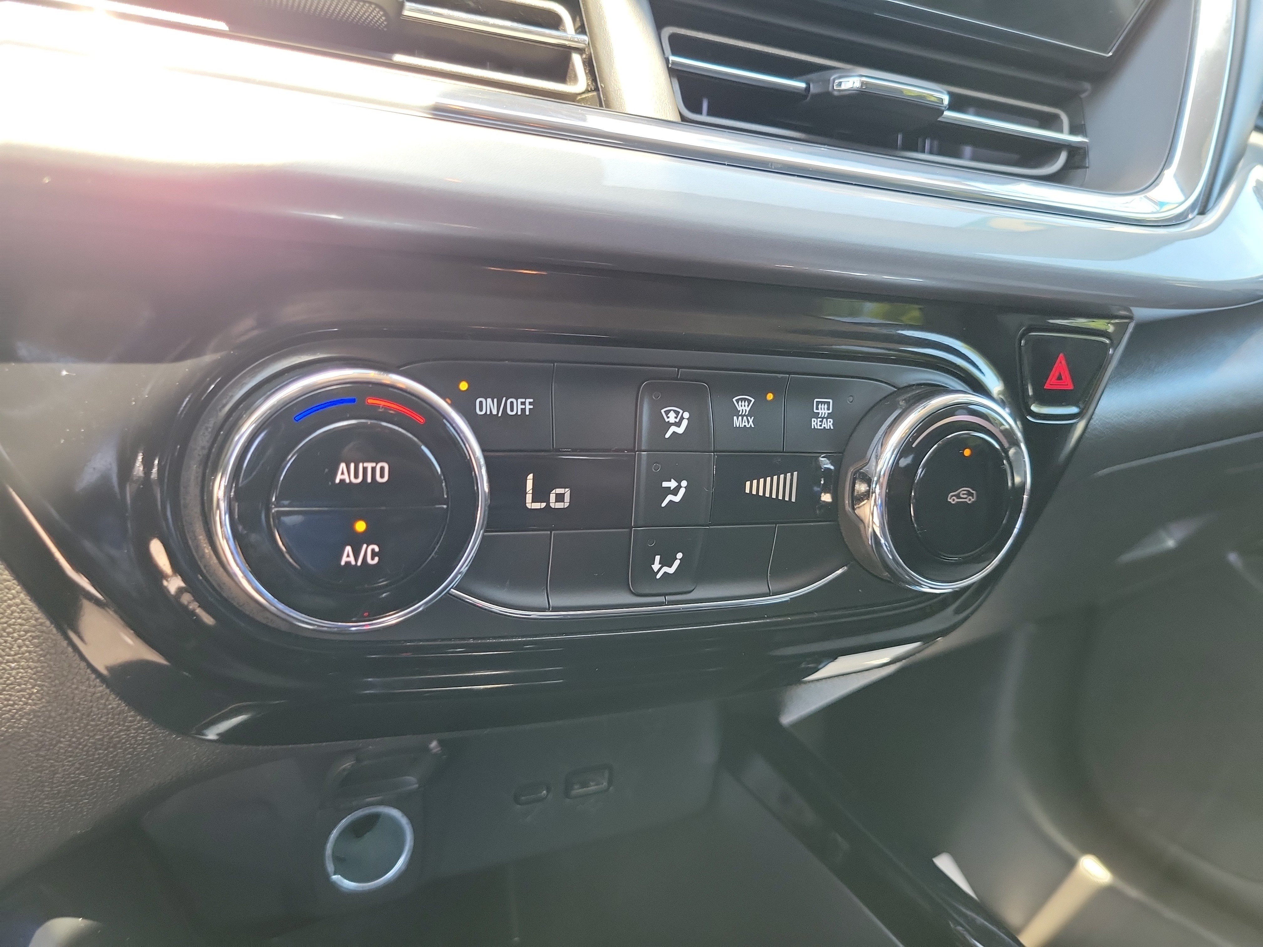 Used 2025 Chevrolet Trax LT FWD image 28