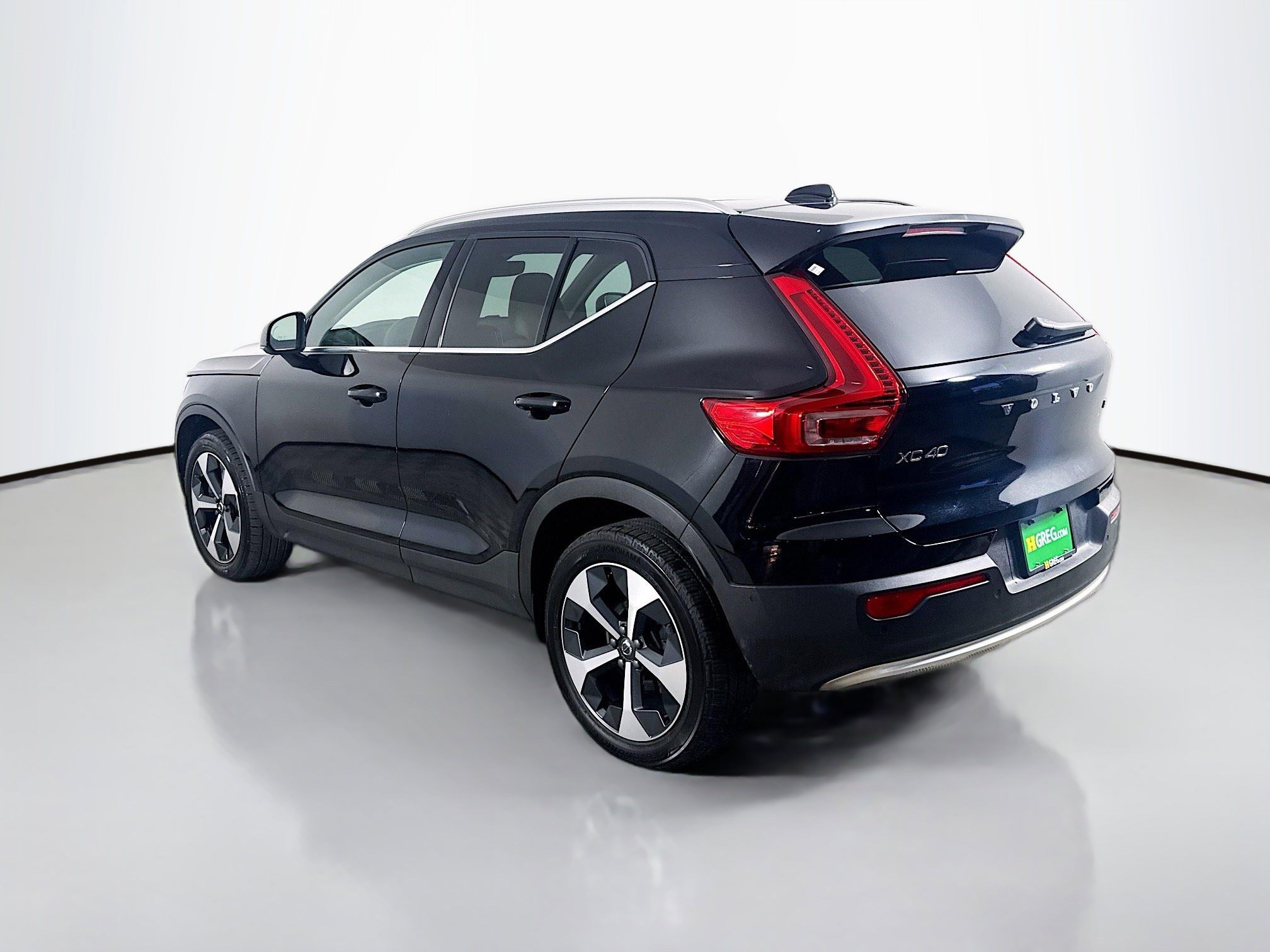 Used 2024 Volvo XC40 B5 Plus image 7