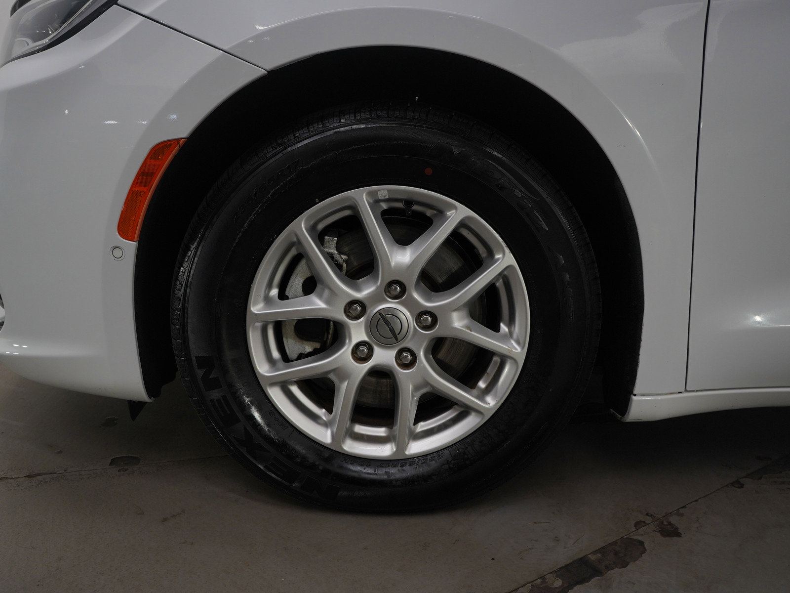 Used 2022 Chrysler Pacifica Touring-L w/ Uconnect Theater Family Group image 26