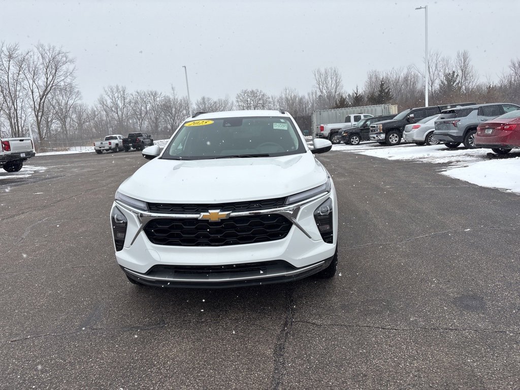 Used 2025 Chevrolet Trax LT w/ LT Convenience Package image 2