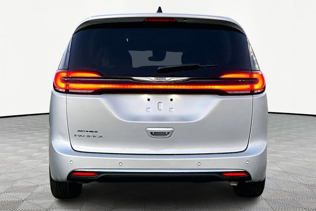 Used 2024 Chrysler Pacifica Touring-L image 6