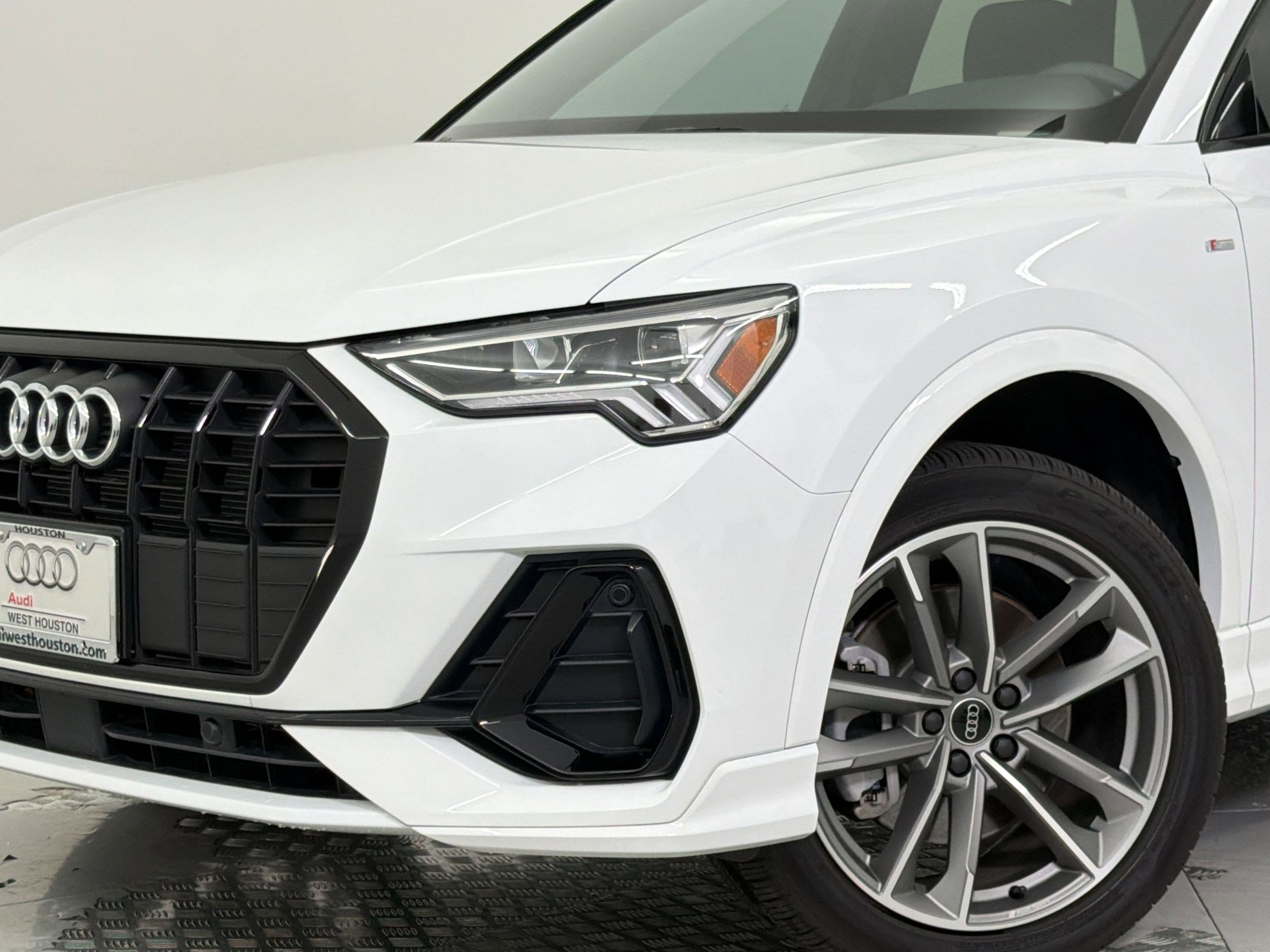 Certified 2025 Audi Q3 2.0T Premium w/ Convenience Package AWD/4WD image 11