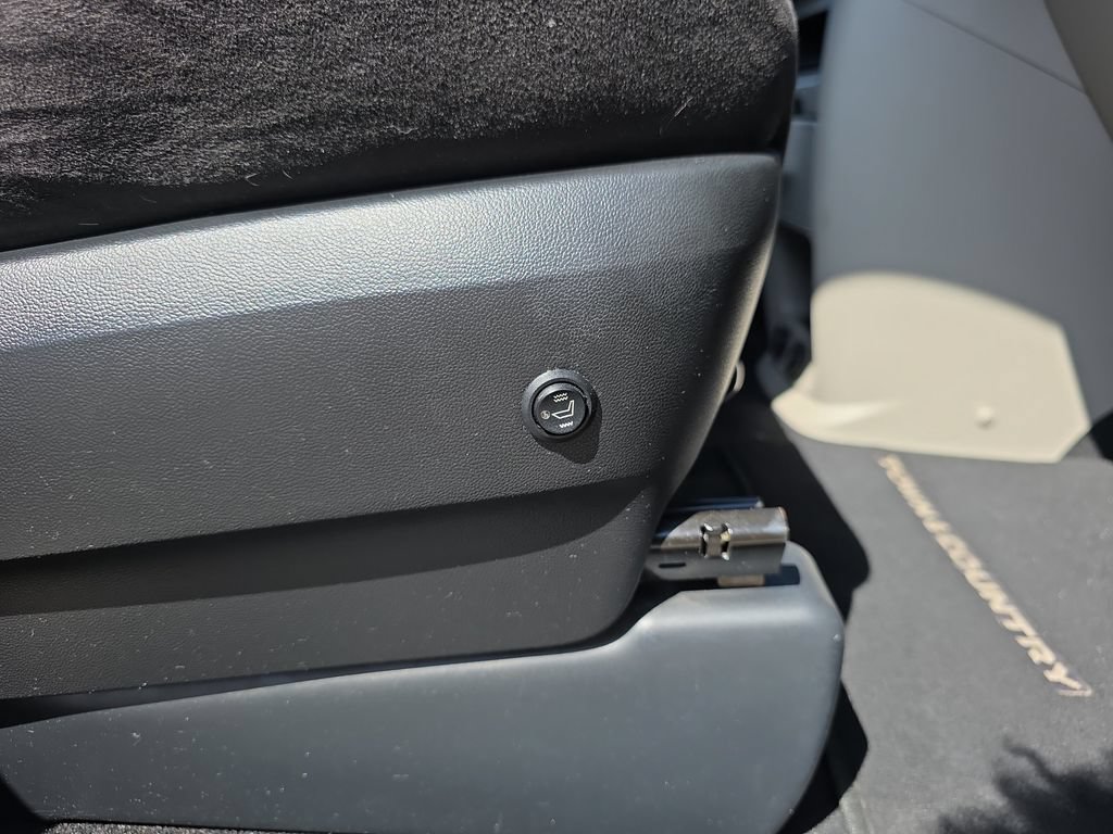Used 2011 Chrysler Town & Country Touring FWD image 32
