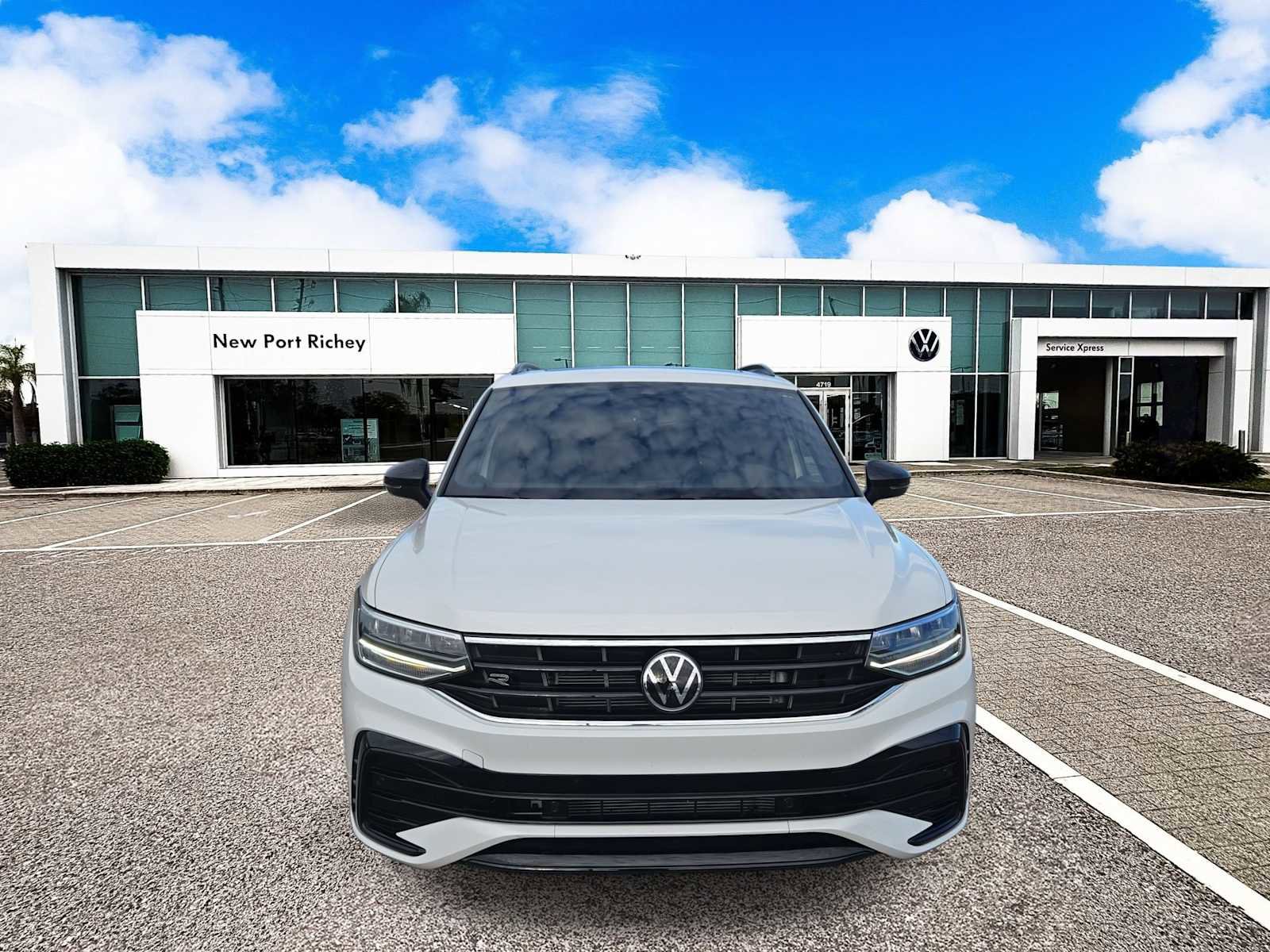 Used 2023 Volkswagen Tiguan SE R-Line image 3