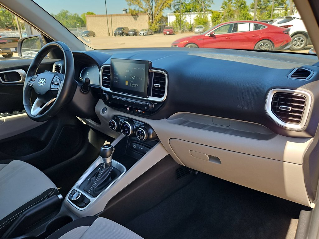 Used 2025 Hyundai Venue SEL FWD image 32