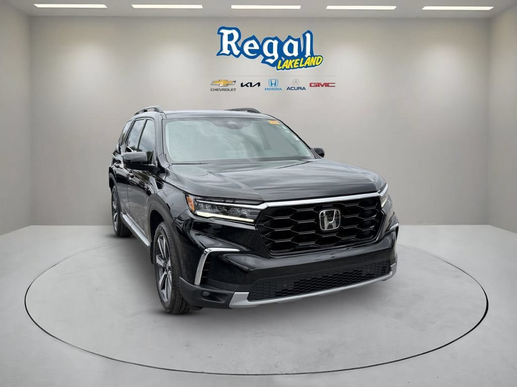 Used 2025 Honda Pilot Touring image 1