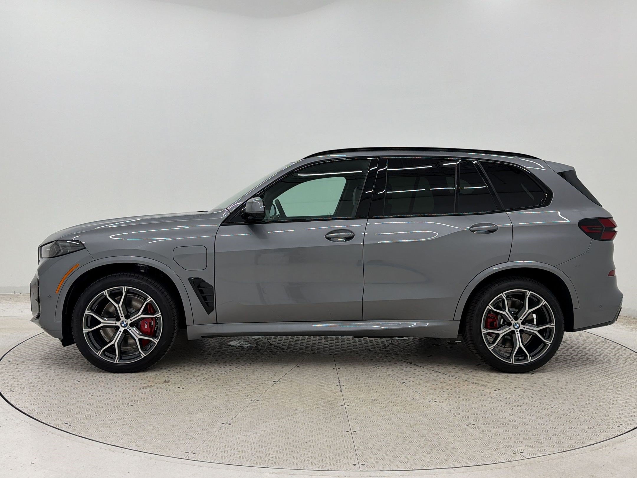New 2026 BMW X5 xDrive50e w/ M Sport Package AWD/4WD image 2