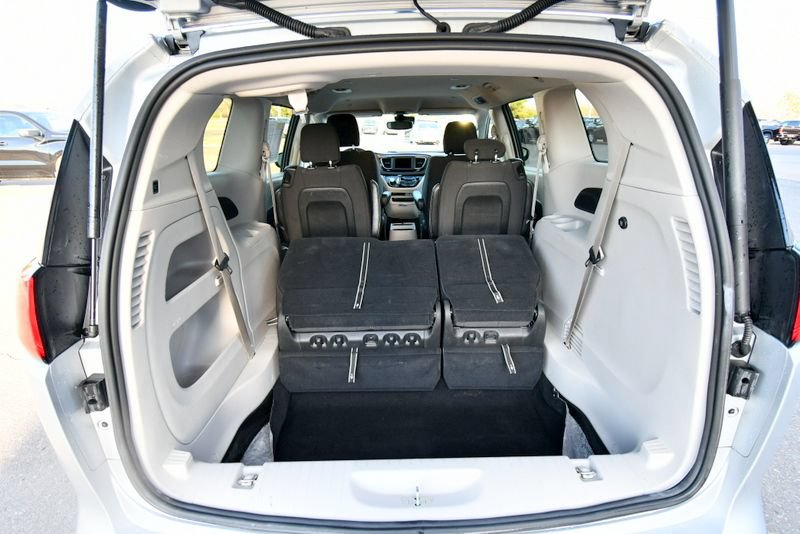 Used 2024 Chrysler Voyager LX FWD image 5