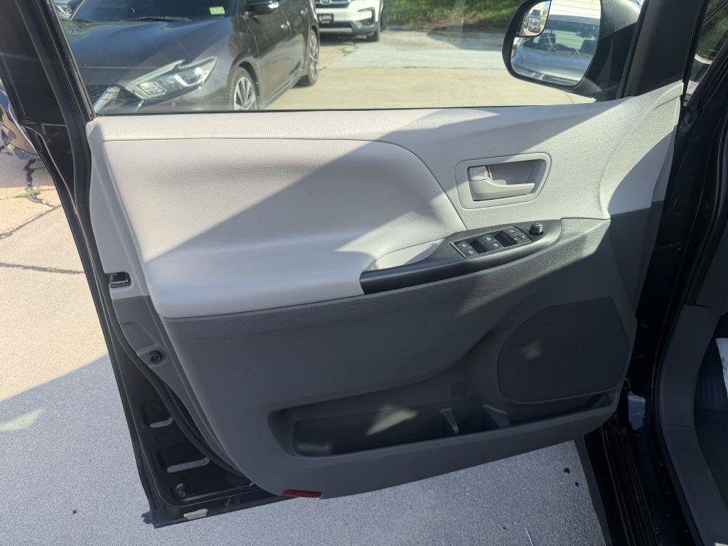 Used 2020 Toyota Sienna L FWD image 9