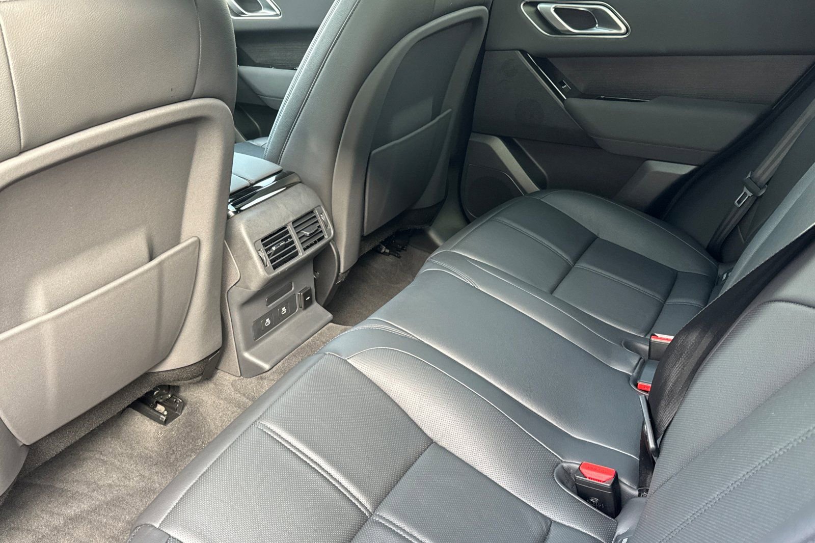 Used 2025 Land Rover Range Rover Velar Dynamic SE image 12