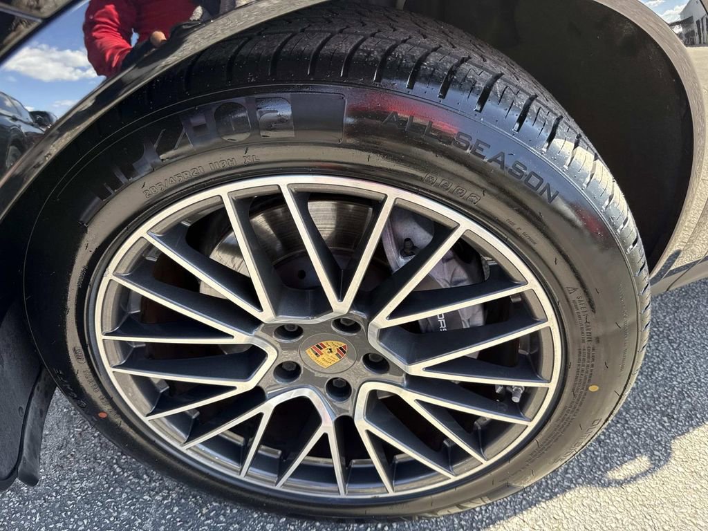 Used 2022 Porsche Cayenne Platinum Edition image 10