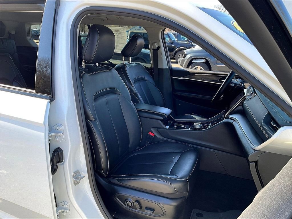 Used 2022 Jeep Grand Cherokee L Limited w/ Black Appearance Package AWD/4WD image 11