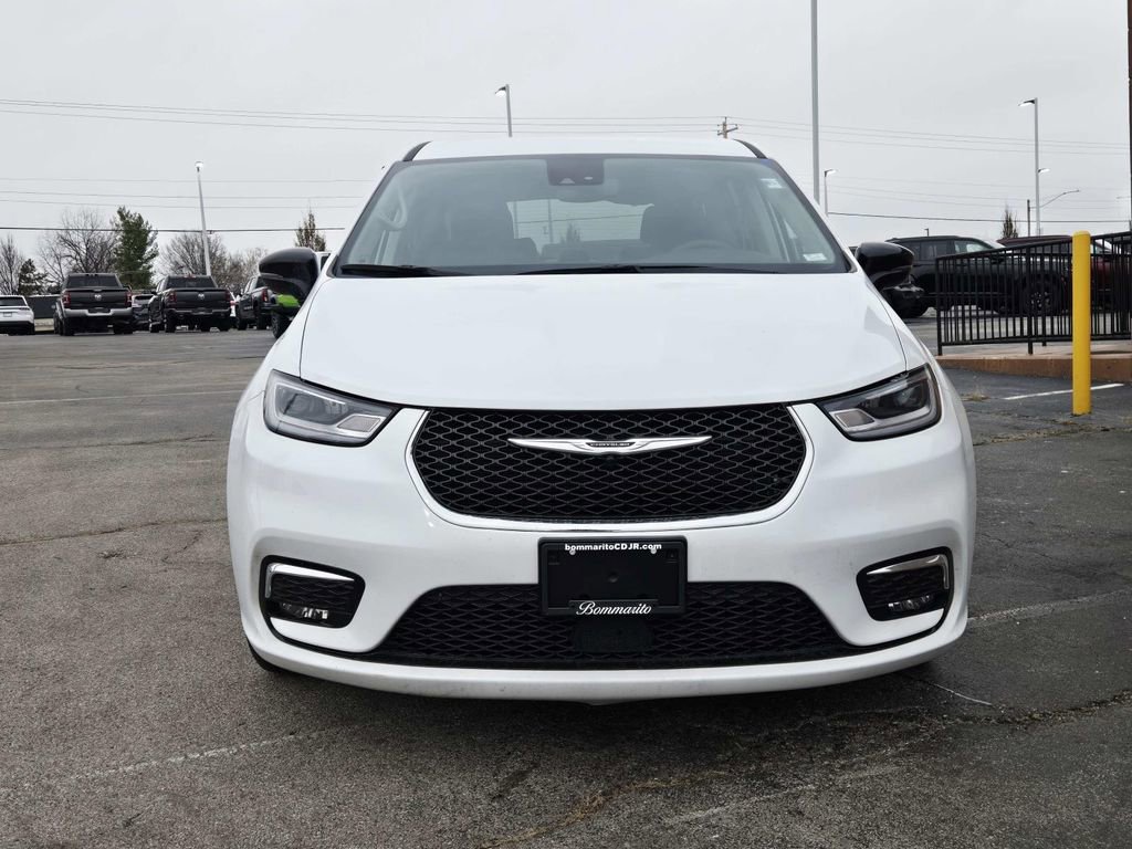 Used 2024 Chrysler Pacifica Touring-L image 9