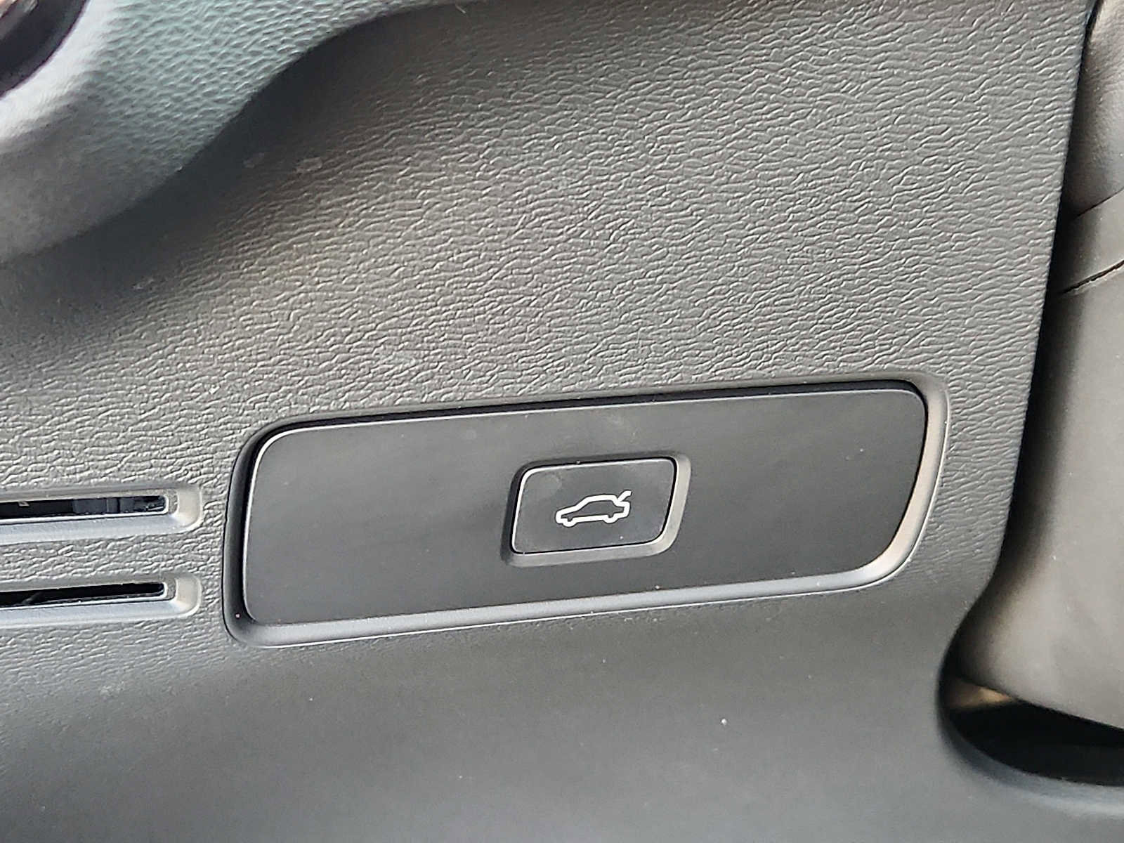 Certified 2023 Volvo XC40 B4 Plus w/ Driver Assist Package image 22