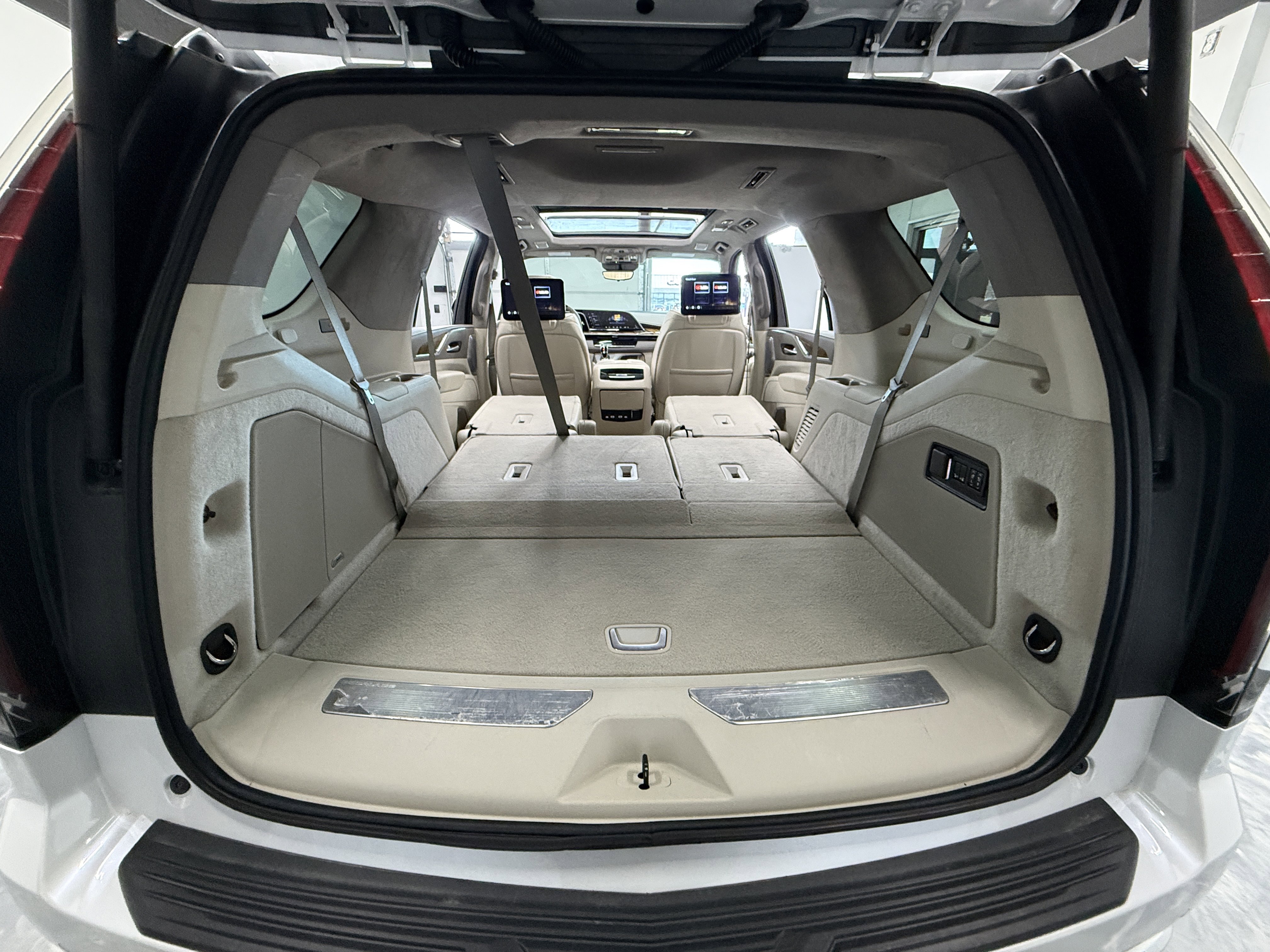 Used 2023 Cadillac Escalade Premium Luxury Platinum AWD/4WD image 32