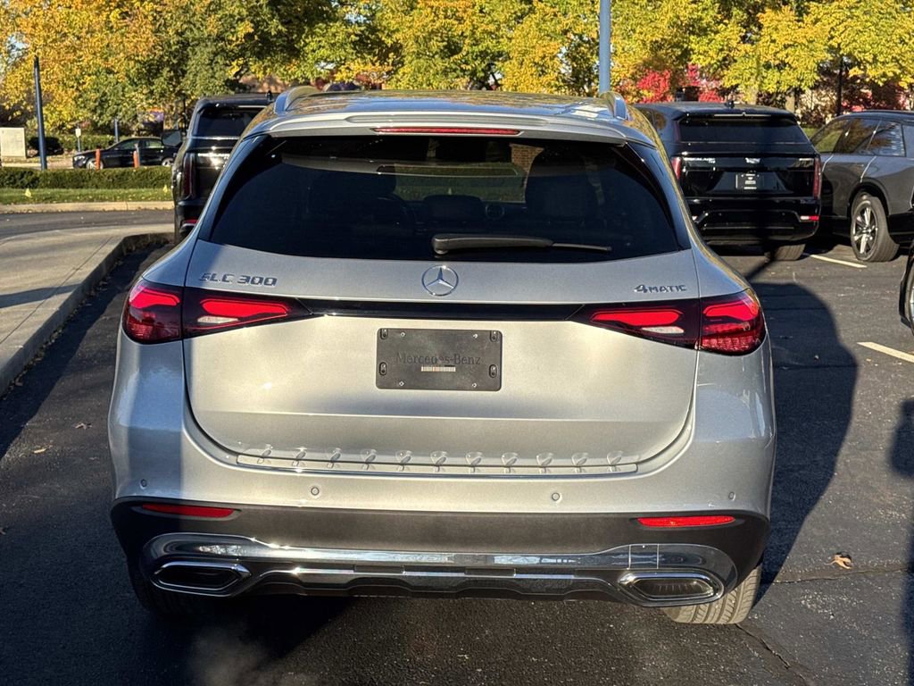 Used 2025 Mercedes-Benz GLC 300 4MATIC image 5