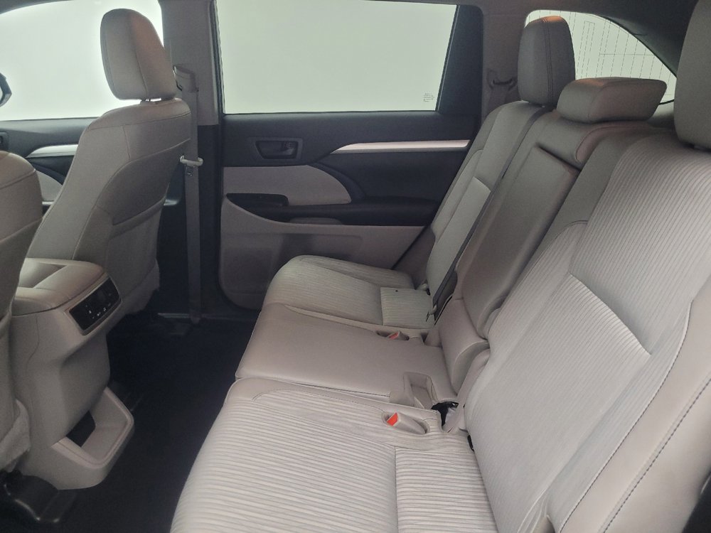 Used 2019 Toyota Highlander Plus image 18