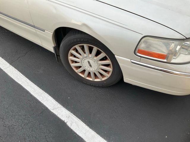 Used 2005 Lincoln Town Car Signature RWD image 2