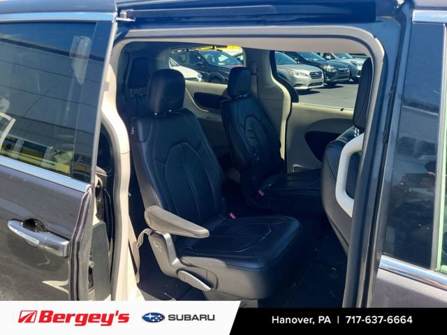 Used 2018 Chrysler Pacifica Touring-L w/ Advanced Safetytec Group FWD image 10