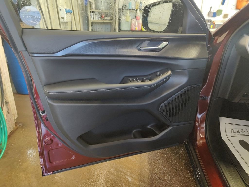 New 2025 Jeep Grand Cherokee Altitude image 18