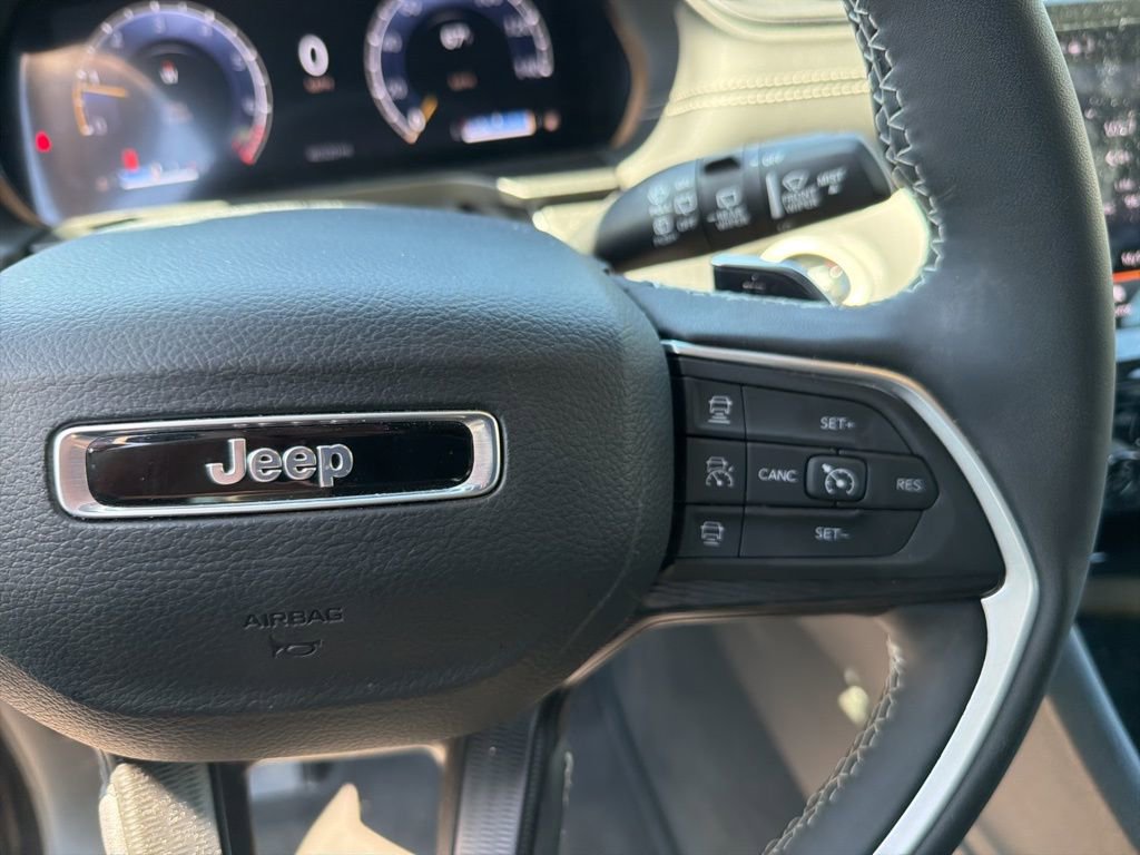 Used 2025 Jeep Grand Cherokee Altitude AWD/4WD image 22