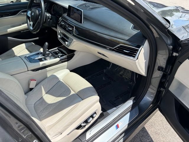 Used 2016 BMW 750i RWD image 37