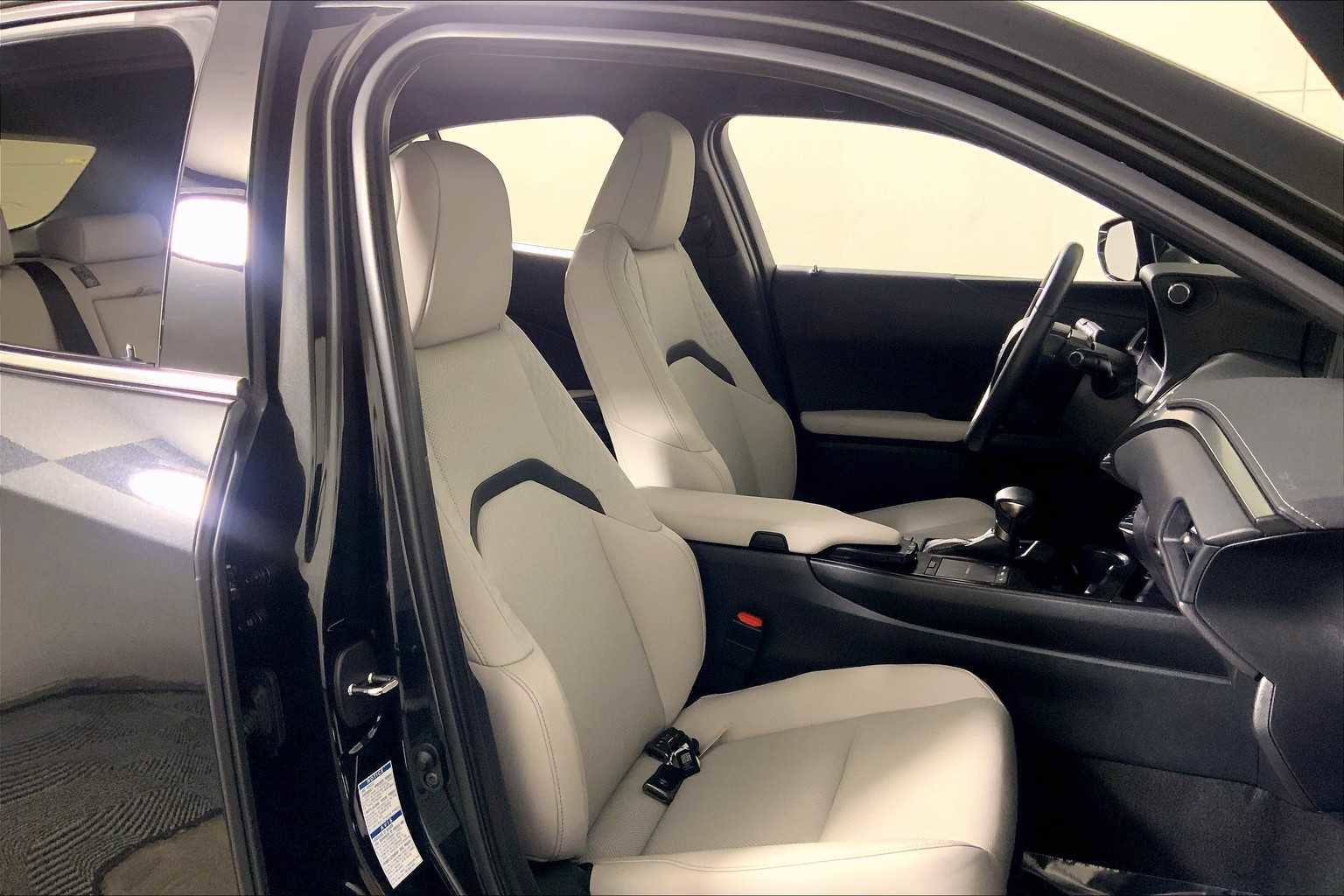 Used 2022 Lexus UX 250h w/ Premium Package image 8