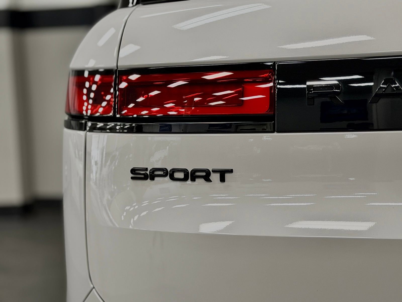 Used 2024 Land Rover Range Rover Sport SE image 13