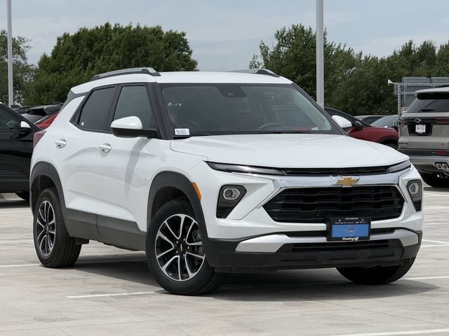 Used 2025 Chevrolet TrailBlazer LT AWD/4WD image 2