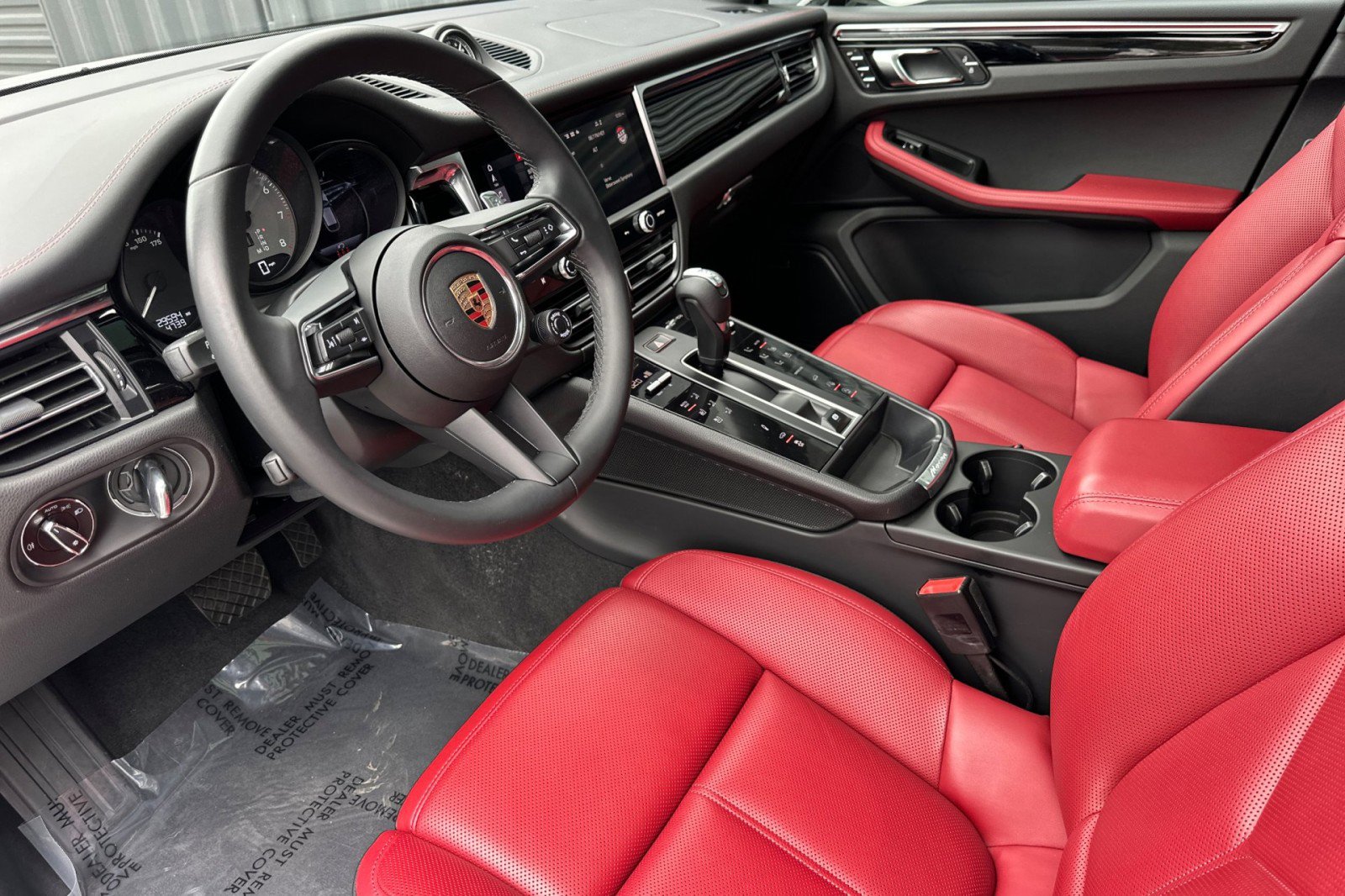 Certified 2024 Porsche Macan S AWD/4WD image 4