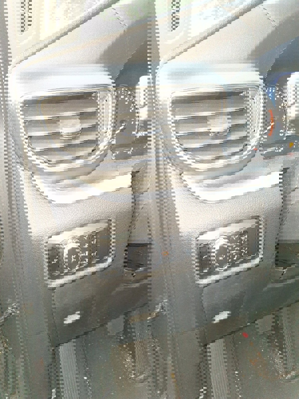 Used 2022 Ford Explorer XLT w/ Equipment Group 202A image 9