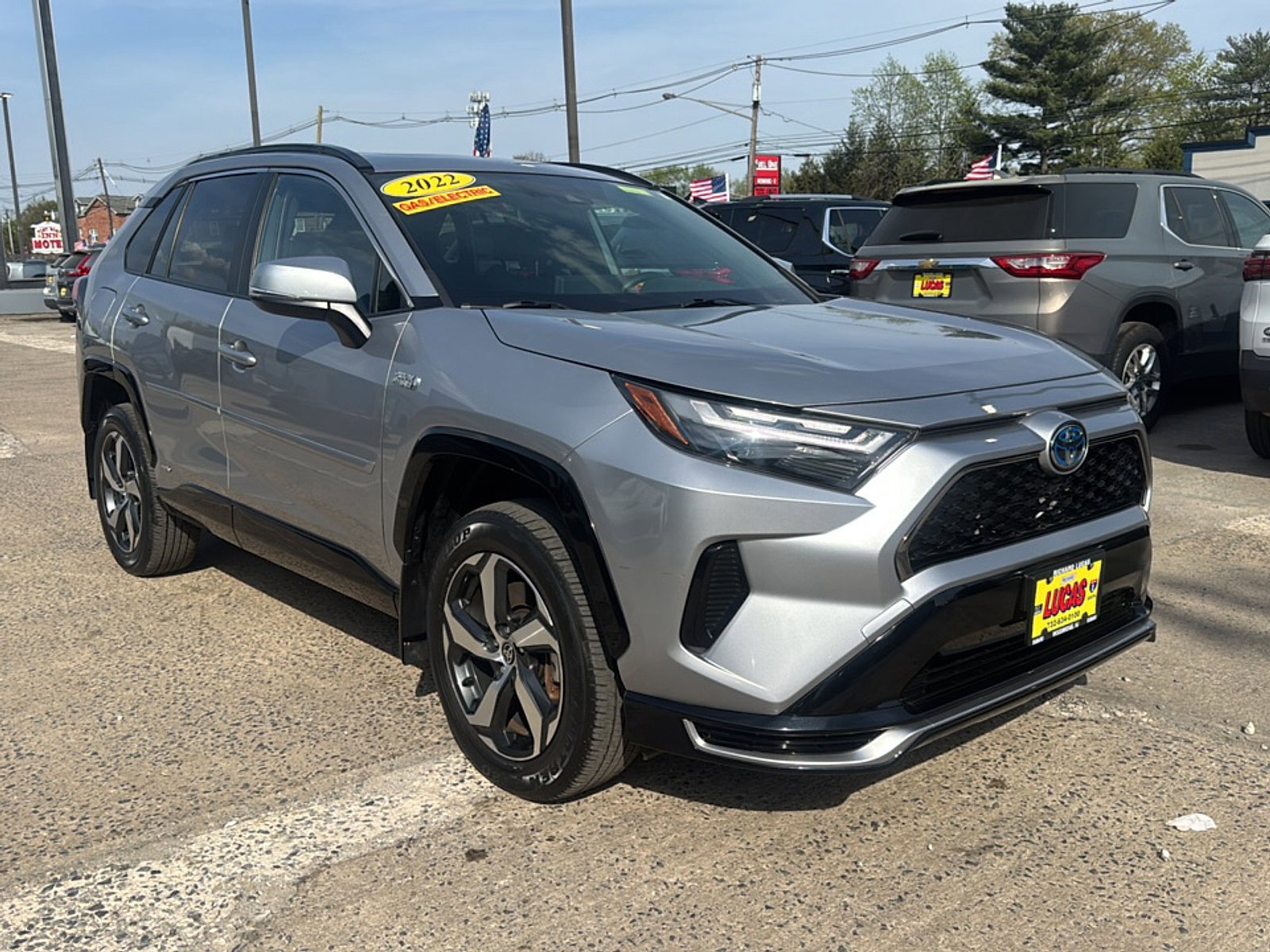 Used 2022 Toyota RAV4 SE w/ Weather & Moonroof Package image 4