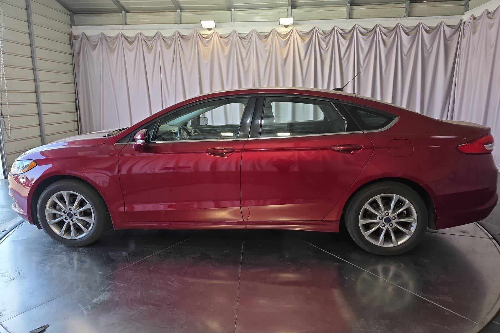 Used 2017 Ford Fusion SE w/ Fusion SE Technology Package FWD image 6