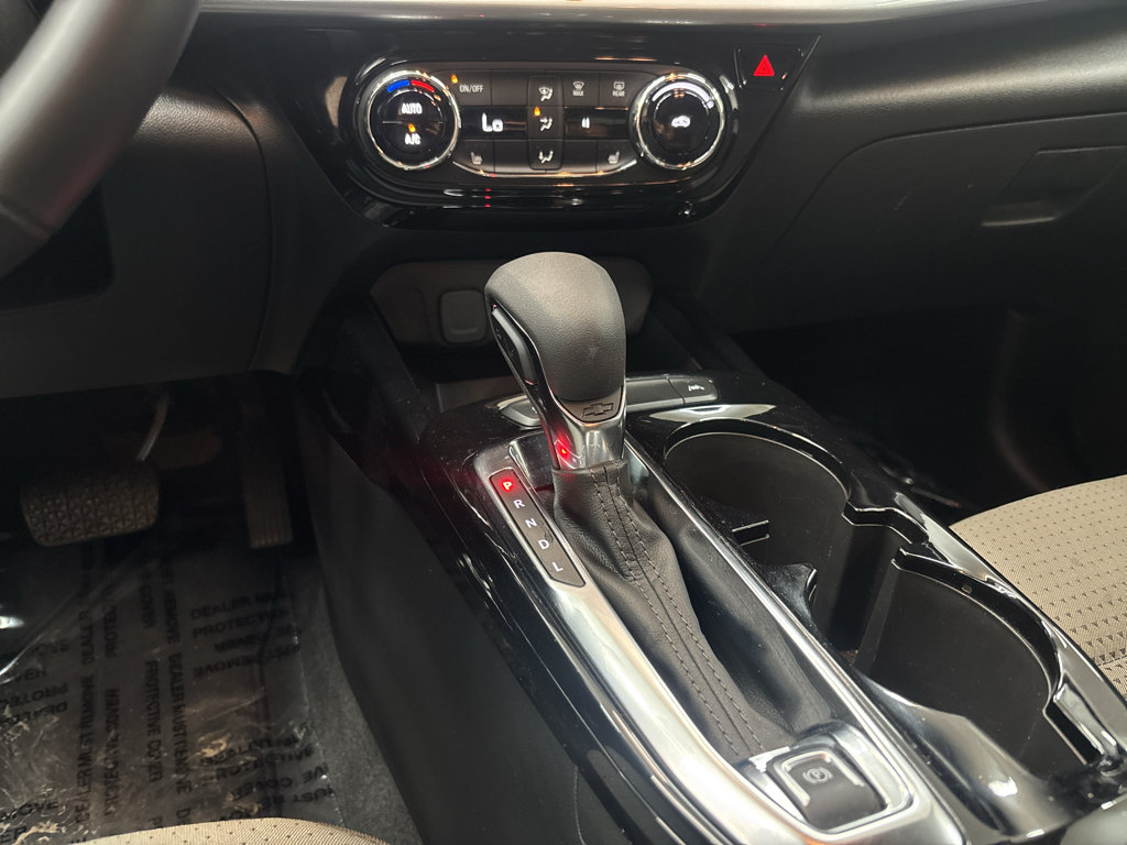 Used 2025 Chevrolet Trax LT w/ LT Convenience Package FWD image 19