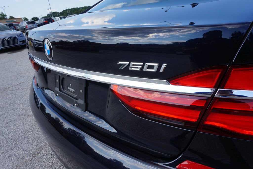Used 2019 BMW 750i w/ Executive Package image 9