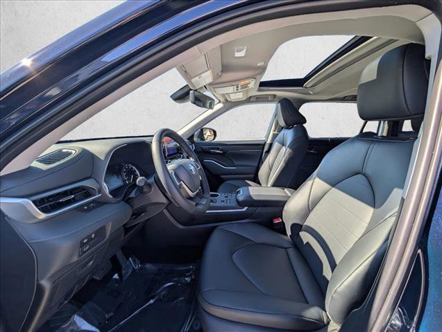 Used 2025 Toyota Highlander XLE image 17