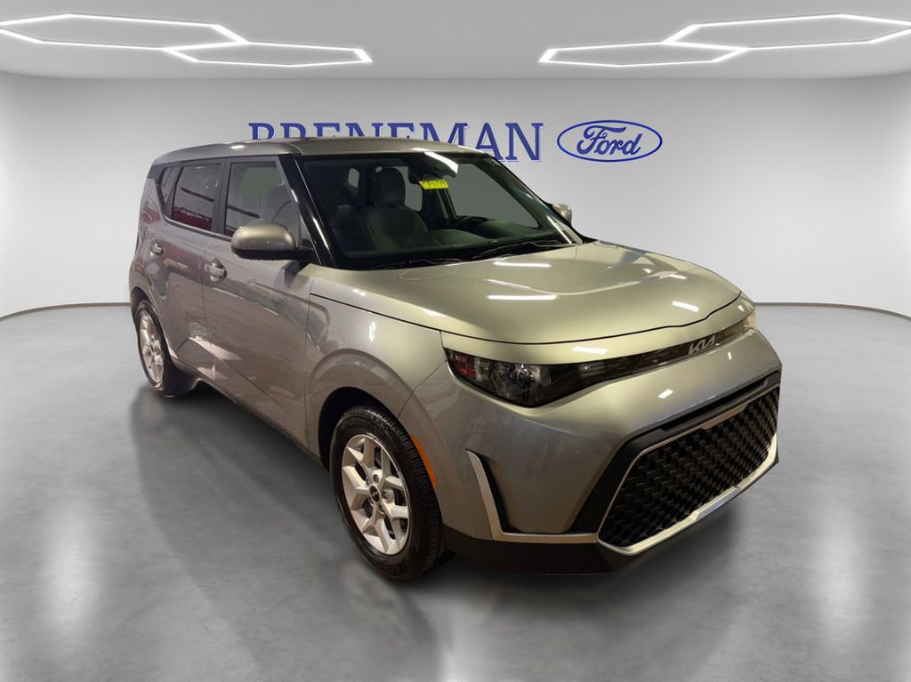 Used 2025 Kia Soul LX w/ LX Technology Package image 3